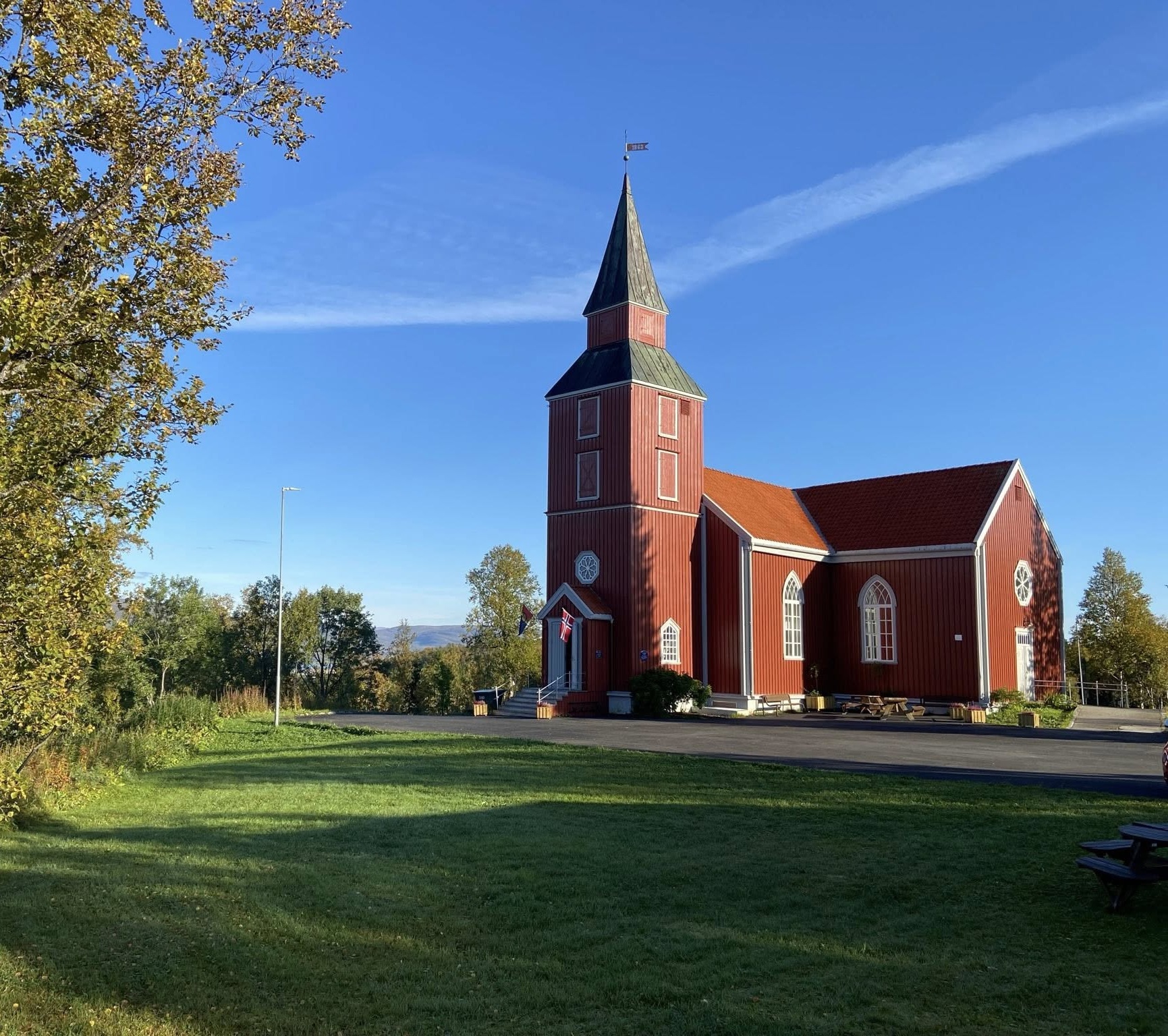 Bilde av Elverhøy kirke i sola med snø på taket
